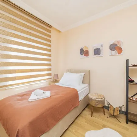 Apartament Chic And Spacious Flat In